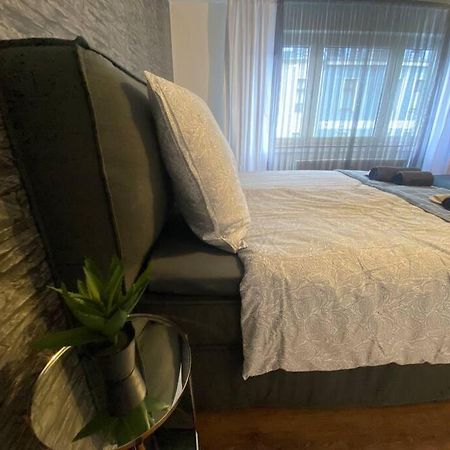 Riesen Bett, Strassenbahn Vor Der Tuer, Beste Lage, Nah Zur Messe, Keine Rechnungen Essen Ngoại thất bức ảnh
